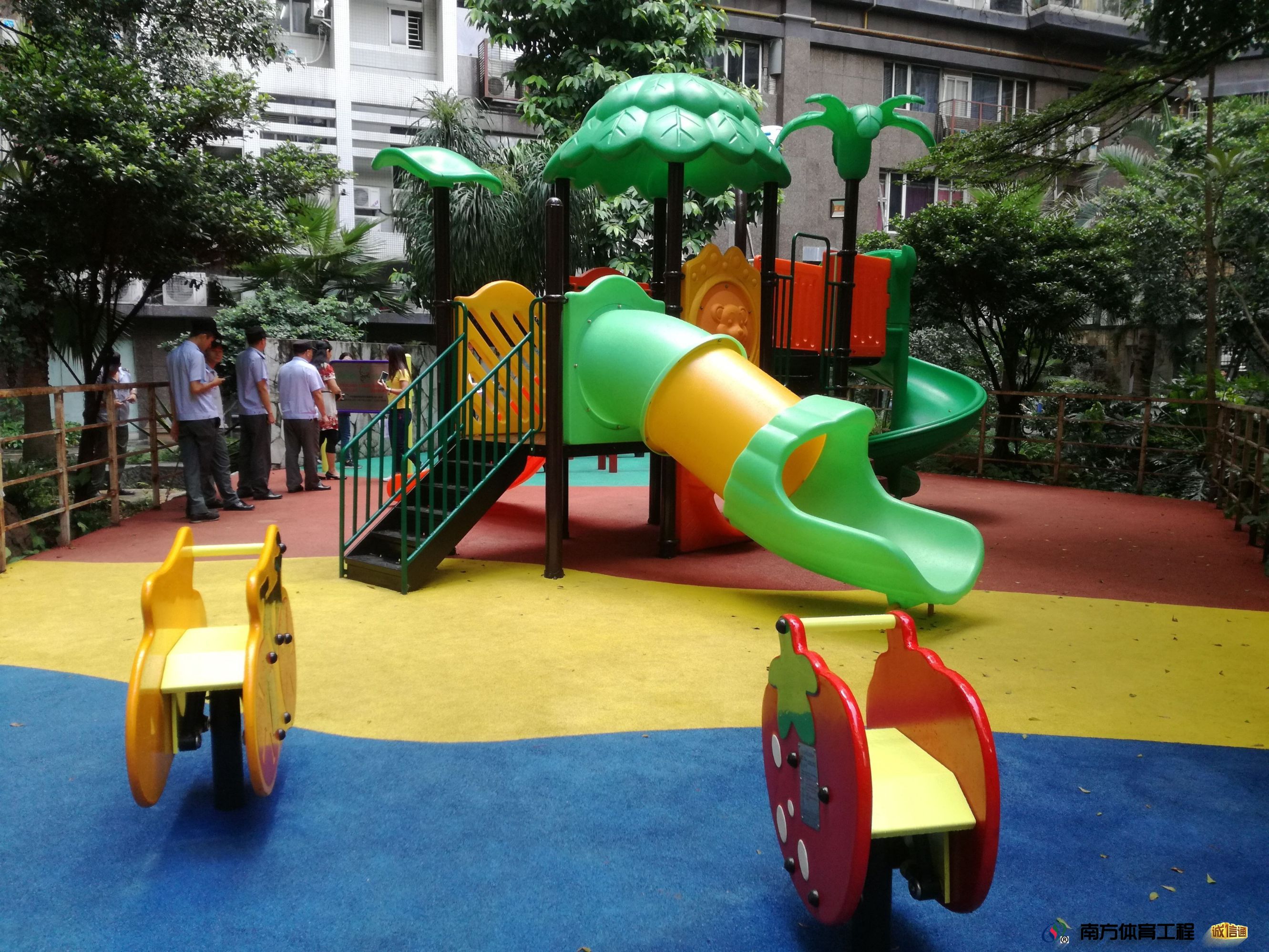 广东省广州市天河区员村街道员村二横路社区居委会东璟花园A座大堂门口儿童游乐设施匹克球场